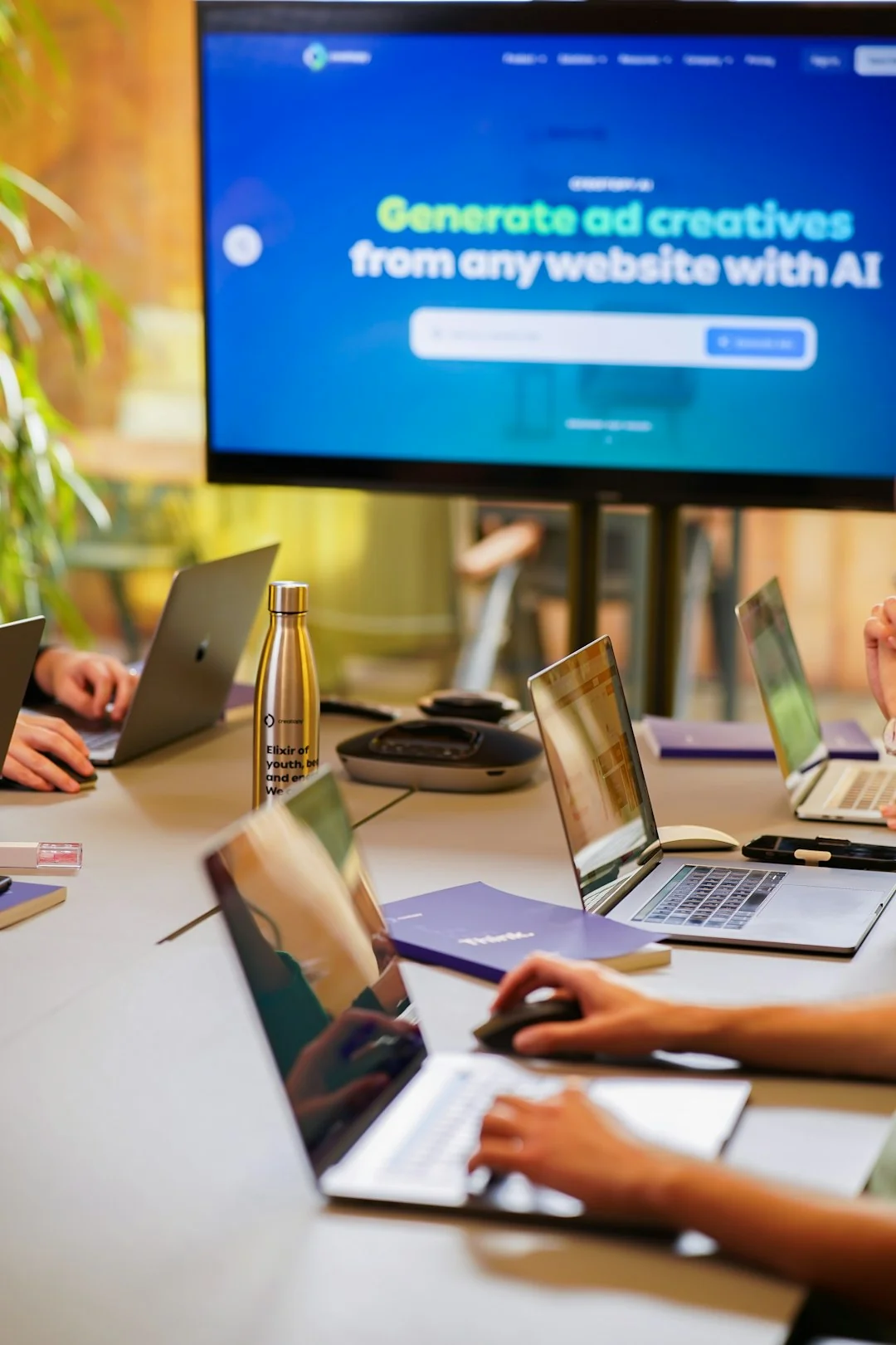Des mains échangent au sujet d'une stratégie marketing autour de graphiques, dans un cadre de bureau.