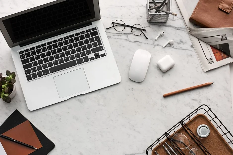 Une vue détaillée de documents de stratégie marketing, avec un gros plan sur le texte, idéale pour du contenu lié aux affaires et à la finance.