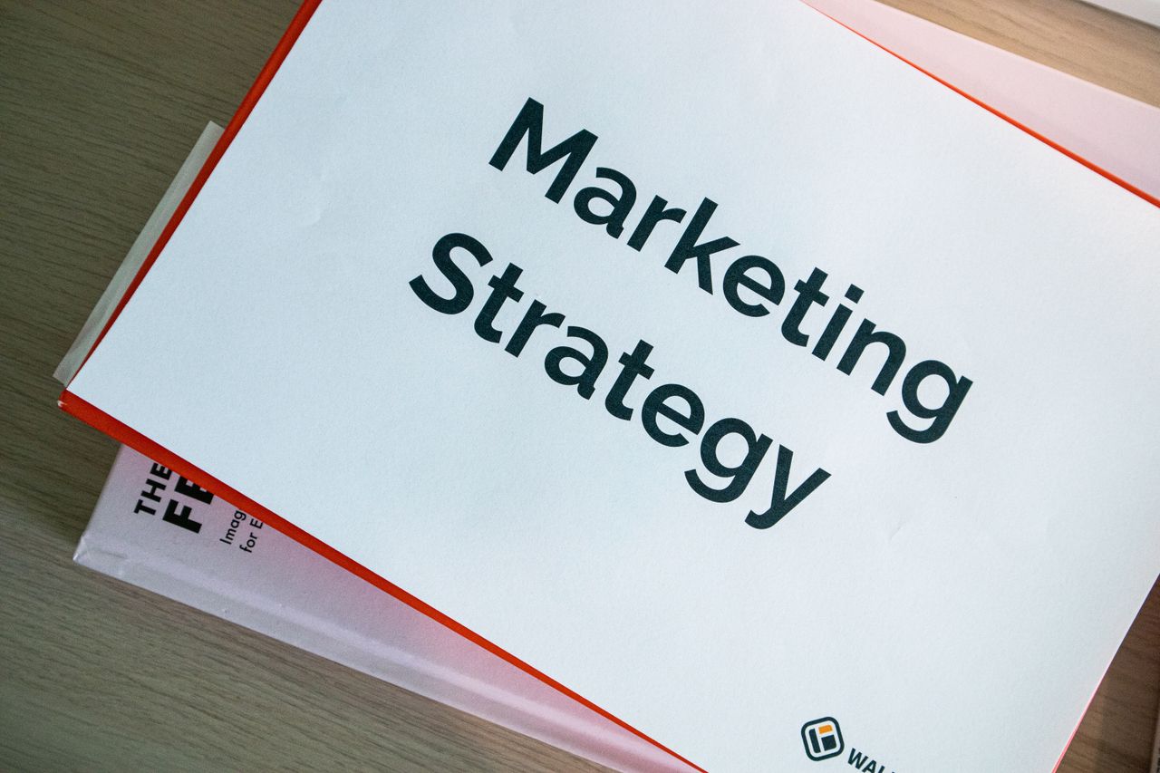 Un document de stratégie marketing posé sur un bureau, mettant en avant les éléments essentiels de la planification d’entreprise.